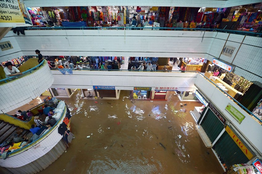 Obilne monsunske kiše izazvale su velike poplave u glavnom gradu Indonezije, prouzrokovale smrt četvoro ljudi, evakuaciju više od 20.000 stanovnika i paralisale veći dio grada...