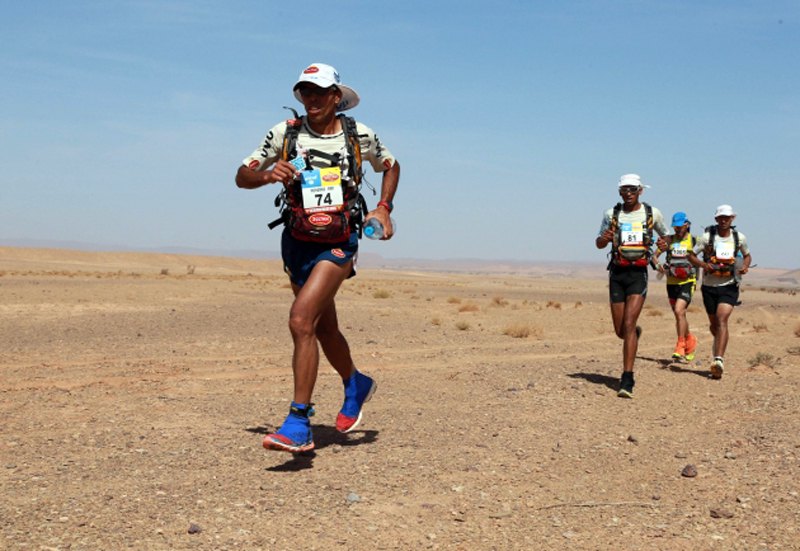 Ovaj ultramaraton, koji se smatra najtežom pješačkom trkom na svijetu, ove godine je započeo u pustinji na jugu Maroka, uz zvuke pjesme “Highway to hell” grupe "AC/DC", sa rekordnih 1.024 učesnika iz 50 zemalja...