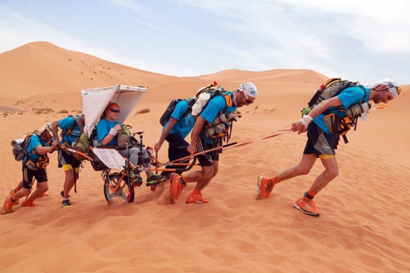 Hiljadu ljudi platilo je 4.500 dolara da bi nekoliko dana trčali više od 220 km kroz Saharu, sa kompetnom opremom i zalihama hrane na leđima...