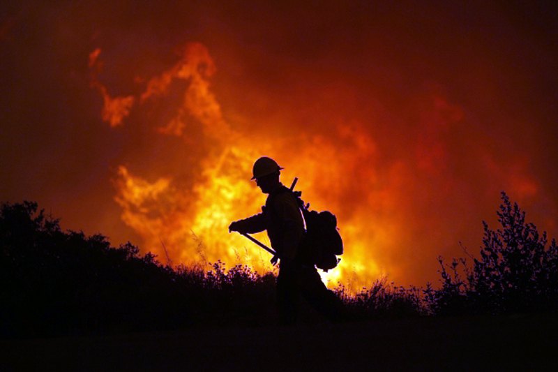 Šumski požari i dalje bjesne u Kaliforniji gdje su ugrozili 4.000 domova na brdima sjeverno od Malibua...