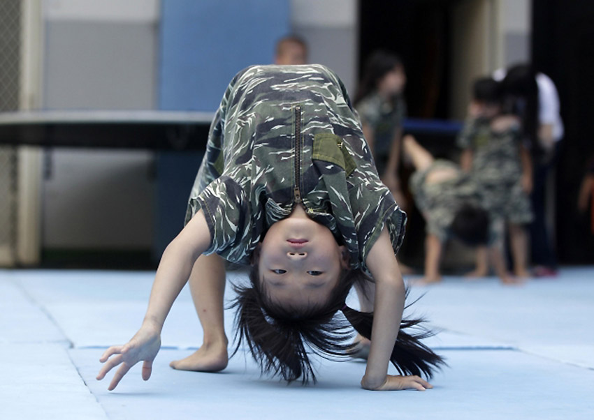 Sudeći po upravniku obdaništa ova djeca iz tajvanskog mjesta Taičung rastu zdrava duha i tijelom treninzima koji kombinuju vježbe marinaca i gimnastičara...
