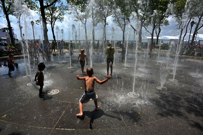 Stanovnici Njujorka odolevaju velikim vrućinama koje dosežu i preko 35 stepeni...