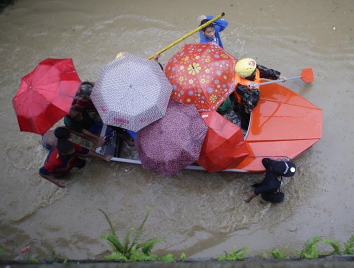 Olujne kiše, zbog kojih voda u nekim djelovima Manile doseže ljudima do vrata, potpuno su blokirale filipinsku prestonicu...