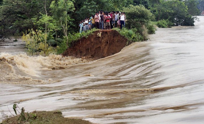 Ciklon Failin protutnjao je kroz istočnu Indiju, otjerao gotovo milion ljudi iz svojih domova i počino materijalnu štetu, posebno u priobalnim državama...