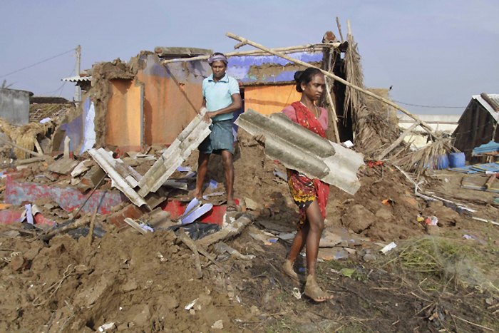 Ciklon Failin protutnjao je kroz istočnu Indiju, otjerao gotovo milion ljudi iz svojih domova i počino materijalnu štetu, posebno u priobalnim državama...