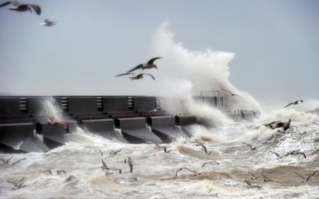 Dijelovi obale Velike Britanije i sjeverne Francuske poplavljeni su zbog visokih talasa i snažnih vjetrova...