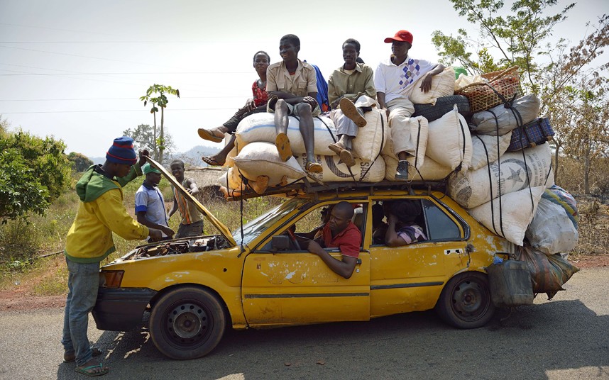 Čovjek provjerava motor taksija, koji treba da preveze ljude oko 50 km sjeverno od glavnog grada Centralne Afričke Republike, na pijacu kako bi prodali svoje proizvode...