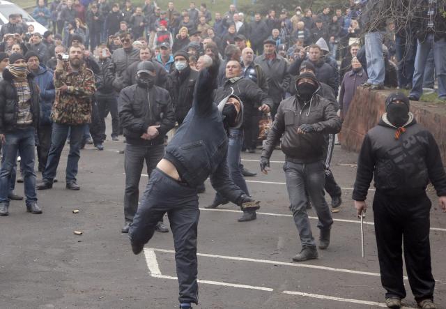 U gradu Gorlovka, na istoku Ukrajine je danas došlo do sukoba između policijskih snaga koje se nalaze u sjedištu policije u tom gradu i nekoliko stotina proruskih demonstranata, objavio je sajt "Raša tudej".