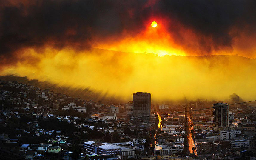 Vlasti Valparaisa odlučili su se za "crvenu uzbunu" nakon što je vatra zahvatila više od 100 kuća...