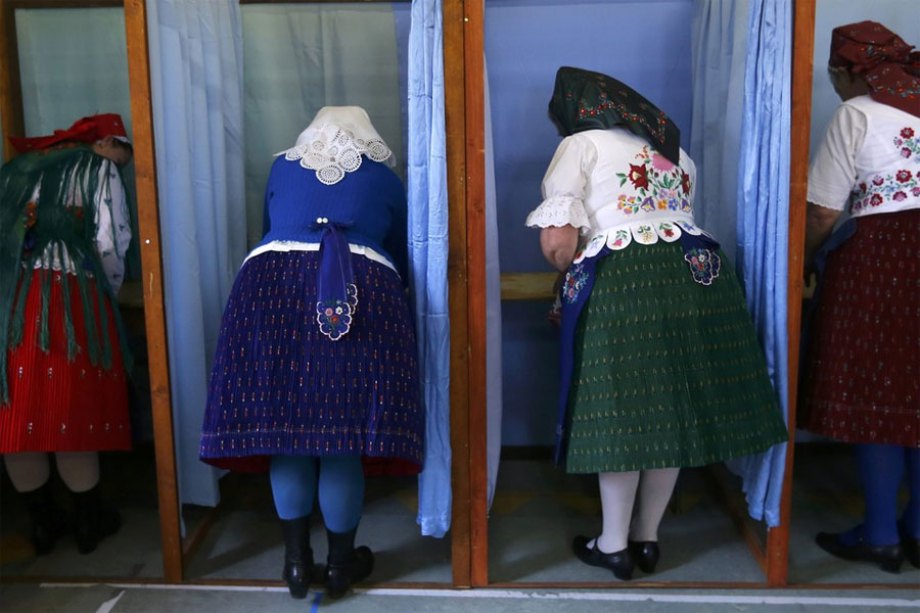 Mađarske žene u narodnim nošnjama glasaju na biračkim mjestima u blizini Budimpešte tokom parlamentarnih izbora (foto: Laszlo Balogh/Reuters)