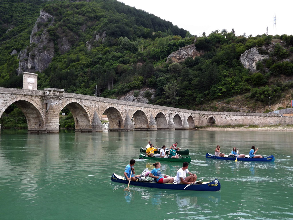 Ekološko-veslačka ekspedicija iz Sombora stigla je danas kajacima do Višegrada, a krenula je  iz ušća Tare u Pivu gdje nastaje rijeka Drina.