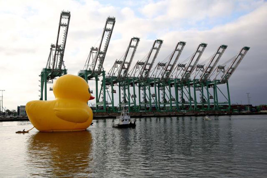 Gumena patka, holandskog umjetnika Florentijna Hofmana, uplovila u luku Los Anđelesa.