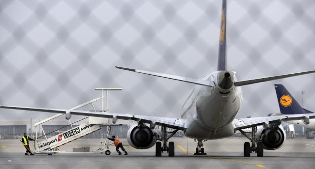 Piloti njemačke aviokompanije Lufthanze  zbog spora sa upravom aviokompanije oko penzionog programa, stupili su danas u štrajk na aerodromu u Minhenu, tako da će biti otkazano 110 od ukupno 160 letova, javljaju nemački mediji.