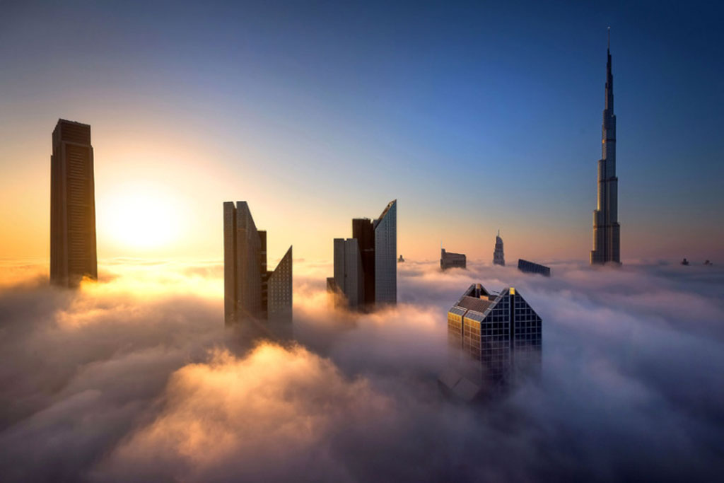 Neboderi Dubaija iznad jutarnje magle...