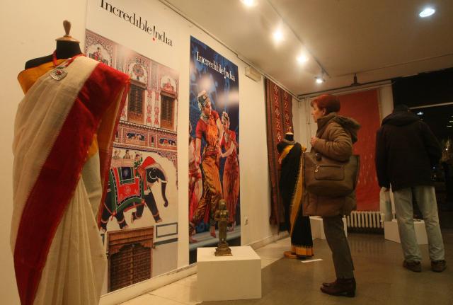 U Etnografskom muzeju, u Beogradu, otvorena je izložba "SARI - Magija indijskog tkanja" Rte Kapur Čišti
