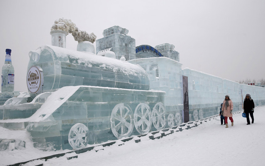 Festival snijega i leda - skluptura lokomotive