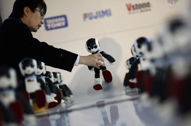 Ovaj humanoidni robot visok 34 centimetra prepoznaje preko 200 japanskih izraza, može da hoda, pleše, udara loptu..