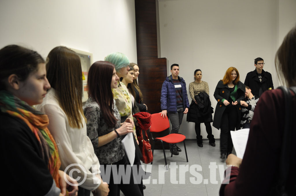 Učenici banjalučke Gimnazije, članovi novinarske sekcije ove škole, na Radiju Republike Srpske