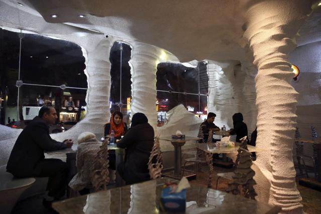 Restoran "Namak", što u prevodu znači "so" nalazi se u iranskom gradu Širazu. Restoran je napravljen od soli i vrlo je atraktivnog izgleda.