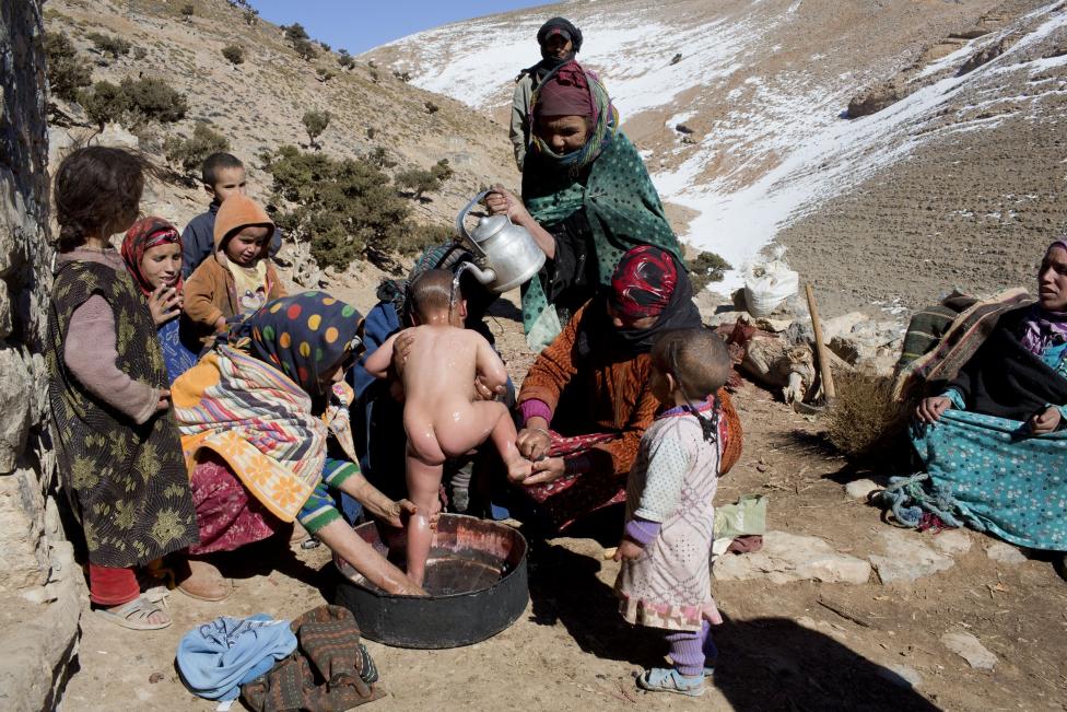 Maroko - šišanje i kupanje djece, selo Ejt Esiedžaja