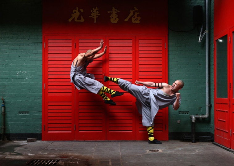 Monasi manastira Šaolin (Shaolin, China) demonstruju Kung Fu vještine tokom boravka u Londonu...
