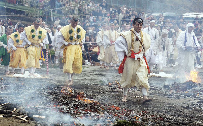 Јuki đi hram na planini Takao: Pripadnici Šukendo religije izvode "Hivatara-Matsuri", šetnja kroz žar  (Foto:Aflo/REX)