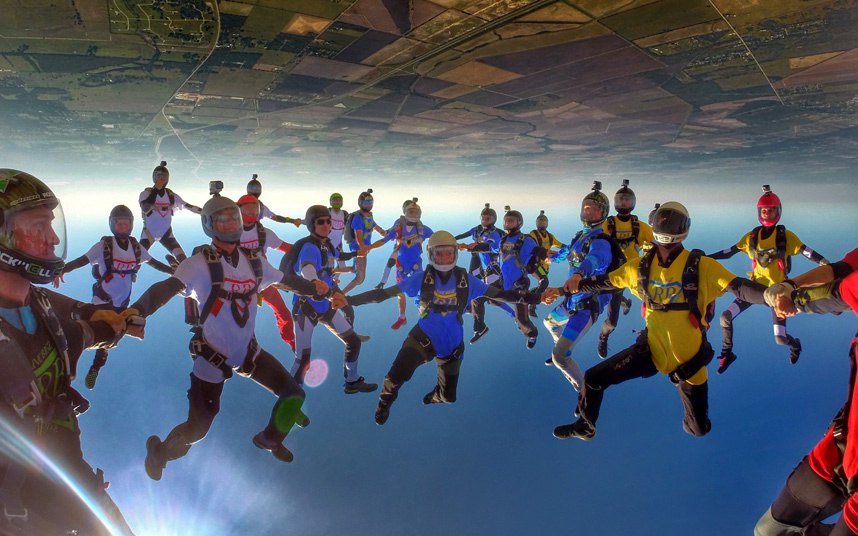 Grupa od 57 padobranaca izvode performans držeći se za ruke...