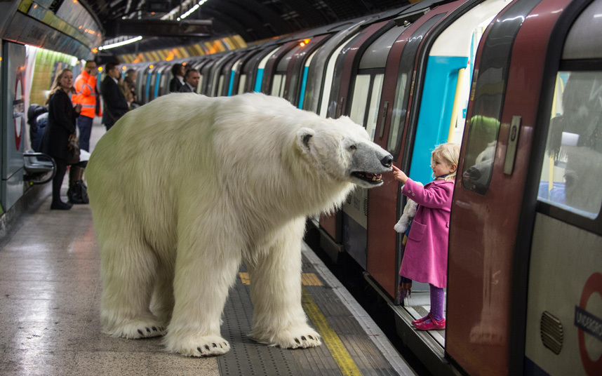 Potpuno animirani odrasli mužjak polarnog medvjeda pušten u londonskom "Charing Cross" metrou... (Engleska)
