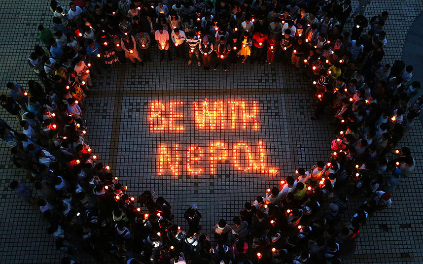 Studenti na Univerzitetu Јužne Kine u Hengjang Citi pale svijeće i mole za ljude zarobljene u zemljotresu u Nepalu (Foto:Shutterstock/Rex)