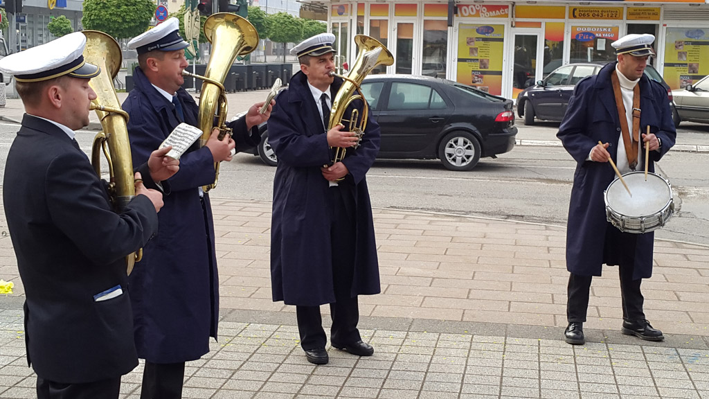 Zvucima Gradskog duvačkog orkestra na tradicionalnom uranku, jutros je u Gradskom parku u Doboju počelo obilježavanje 1.maja - Međunarodnog praznika rada...