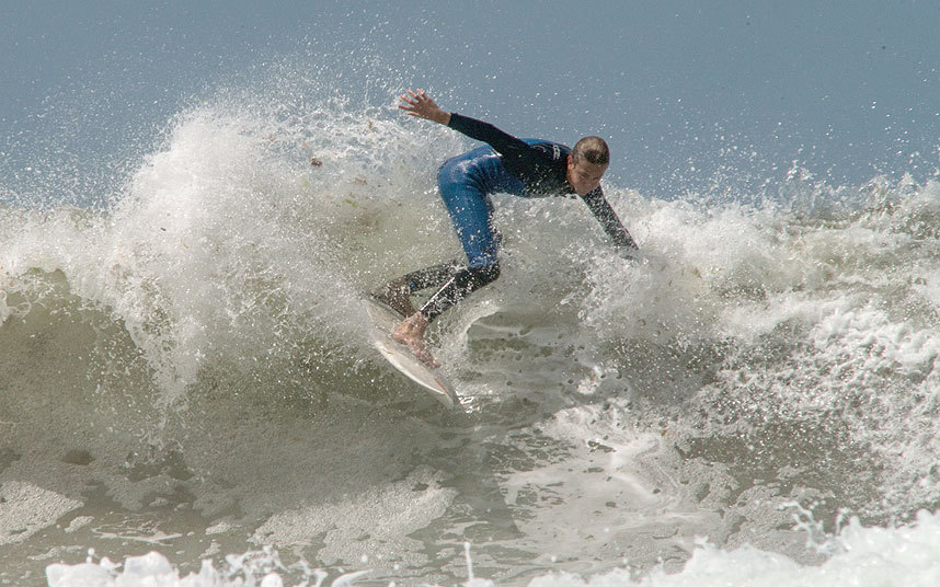 Surfer na plaži Polzet bič, Kornvol (Foto: Andrew O'Brien)