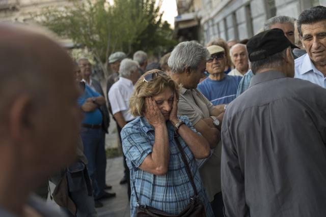 Danas su u Grčkoj specijalno otvorene banke koje će isplaćivati penzije penzionerima koji nemaju bankovne kartice