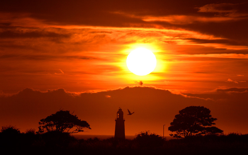Sjeverna Evropa: Izlazak sunca nad Vitlej Bejom iznad svetionika Sv Marije  (Foto:Owen Humphreys/PA )