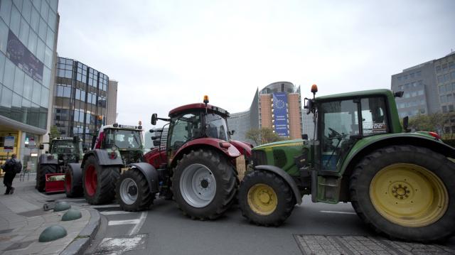 Belgijski, francuski i njemački mljekari planirali su da u glavni grad Belgije dovezu 4.000 traktora, a dolazak prve grupe mašina je još sinoć paralisao saobraćaj na prilazima gradu i centru.