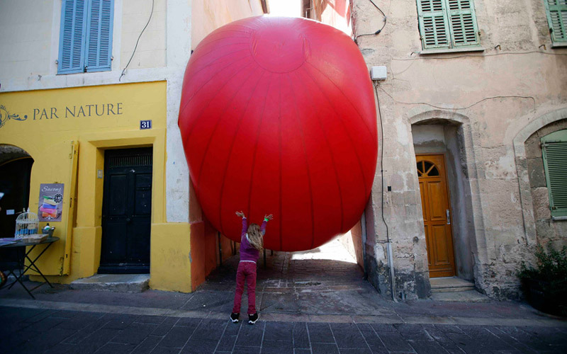 Masej - Dijete se igra velikim balonom koji je postavljen između dvije građevine   (Foto:REUTERS/Jean-Paul Pelissier )