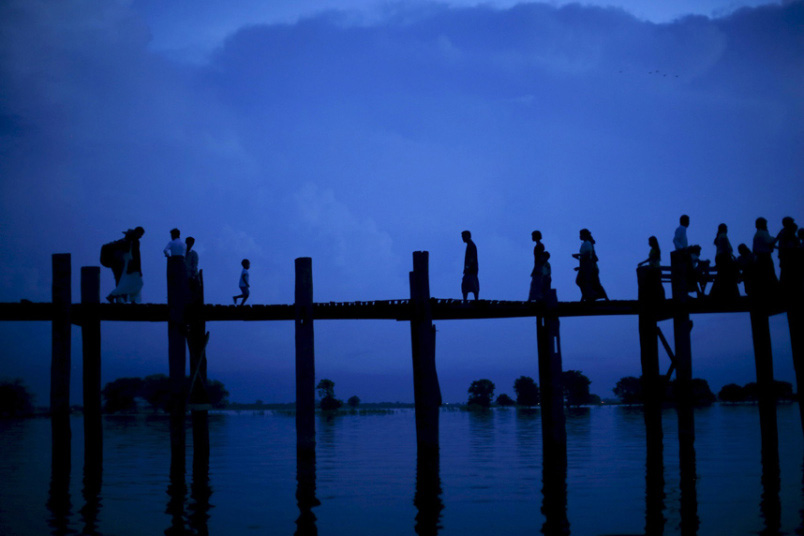 Ljudi na mostu u Burmi
