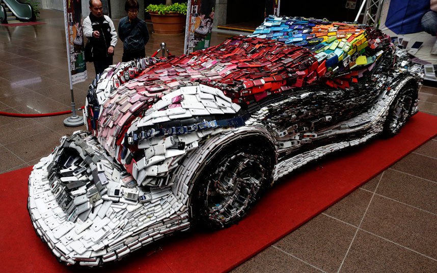 Model automobila napravljen od mobilnih telefona tajvanskog umjetnika