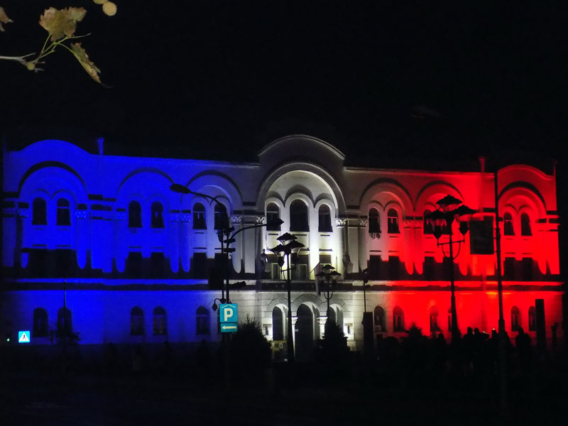 Banjaluka je, kao znak solidarnosti sa građanima Pariza, osvijetlila Kulturni centar Banski dvor bojama zastave Francuske, kao što su to učinili gradovi širom svijeta.