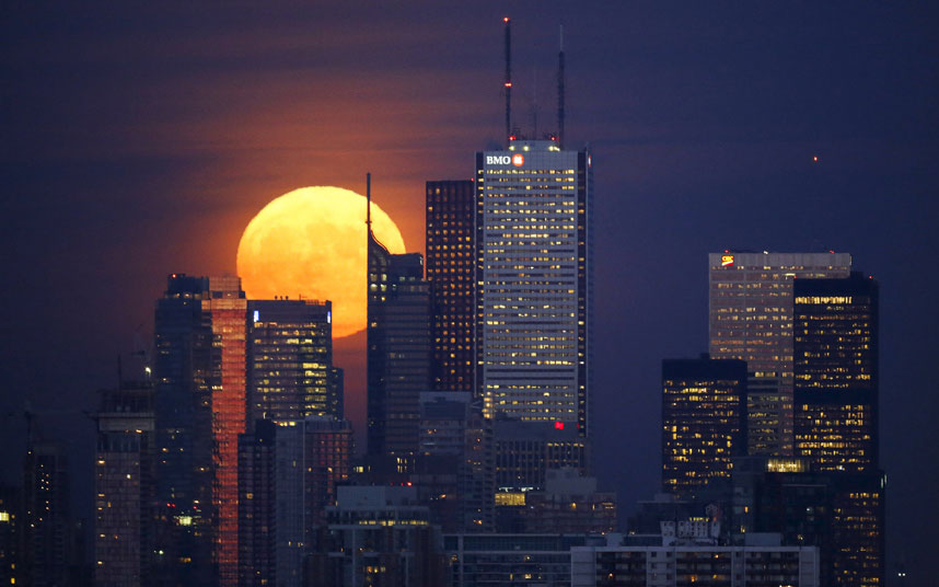 Pun mjesec iznad finansijskog distrikta u Torontu / Kanada (Foto: REUTERS/Mark Blinch)