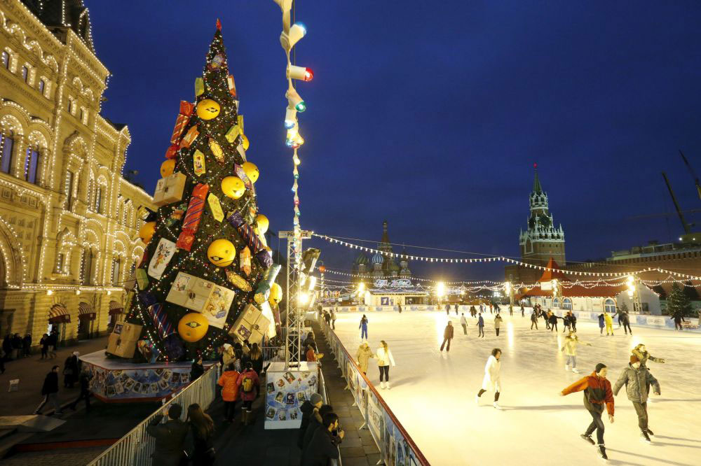 Јelka pored klizališta na Crvenom trgu u Moskvi (Foto: rs.sputniknews/ Maxim Zmeyev)