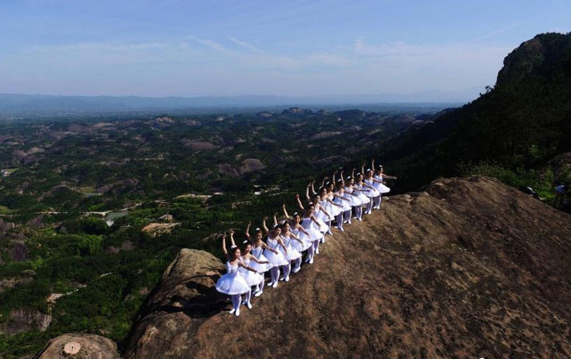 Kina - Grupa ljubitelja baleta na "staklenoj litici" u centralnoj kineskoj oblasti Hunan   (Foto:Chinanews.com)