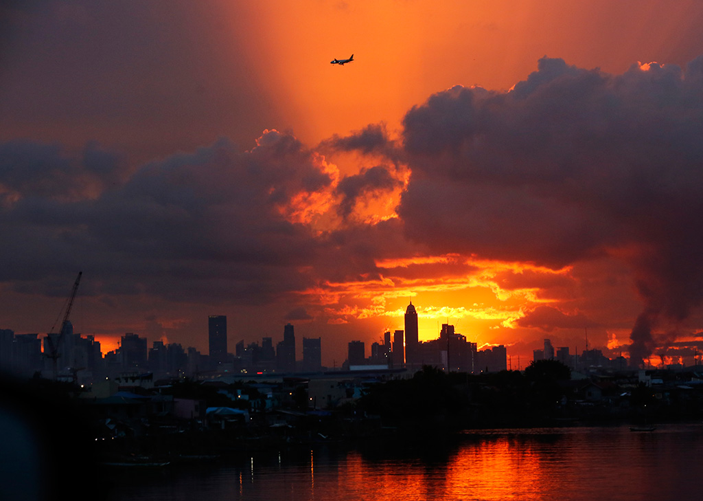 Zalazak sunca na jugu Manile (Foto: EPA / Francis R. Malasig)