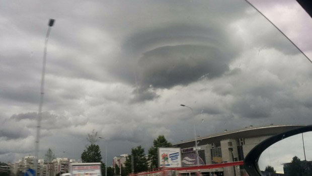 Neobičan oblak iznad Kombak arene u Beogradu (Foto:Marijana Mitić)