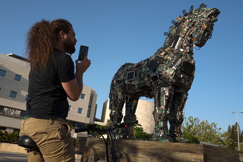 Čuli ste za izraz "trojanac" (kompjuterski virus)? Ova skulptura je pravi Trojanski konj napravljen od hiljada dijelova zaraženih kompjutera i nalazi se u Tel Avivu. Izrael je inače svjetski lider u informatičkoj bezbjednosti. (Foto: EPA / Jim Hollander)