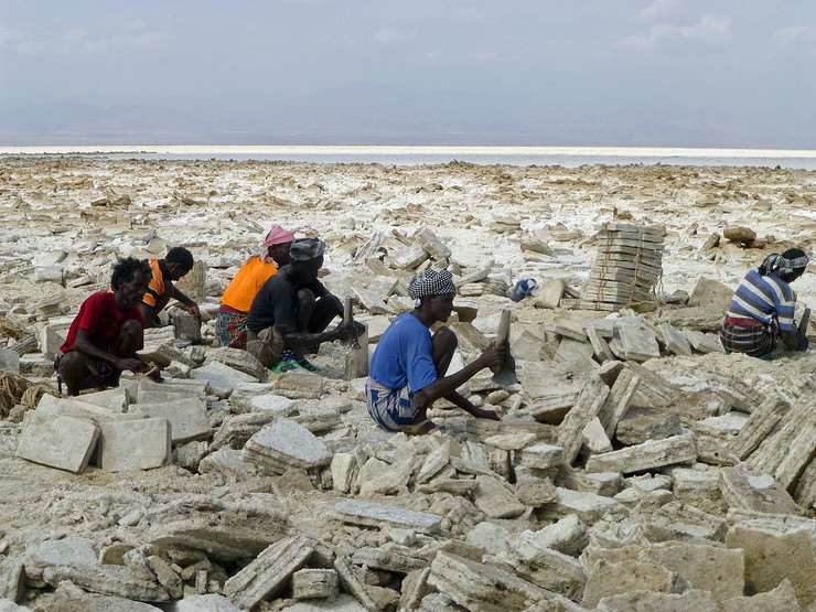 Afarski narod se uglavnom bavi skupljanjem i prodajom soli koje u ovom području ima u izobilju... (Foto: Ji-Elle/Wikipedia)