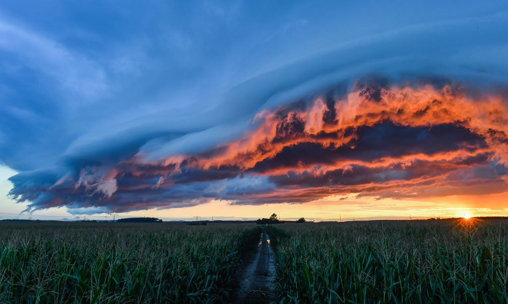 Formacija olujnih oblaka, iako se stiče utisak kao da je samo u pitanju zazalak sunca u Petersdorfu u Njemačkoj... (Foto: epa/Patrick Pleul)