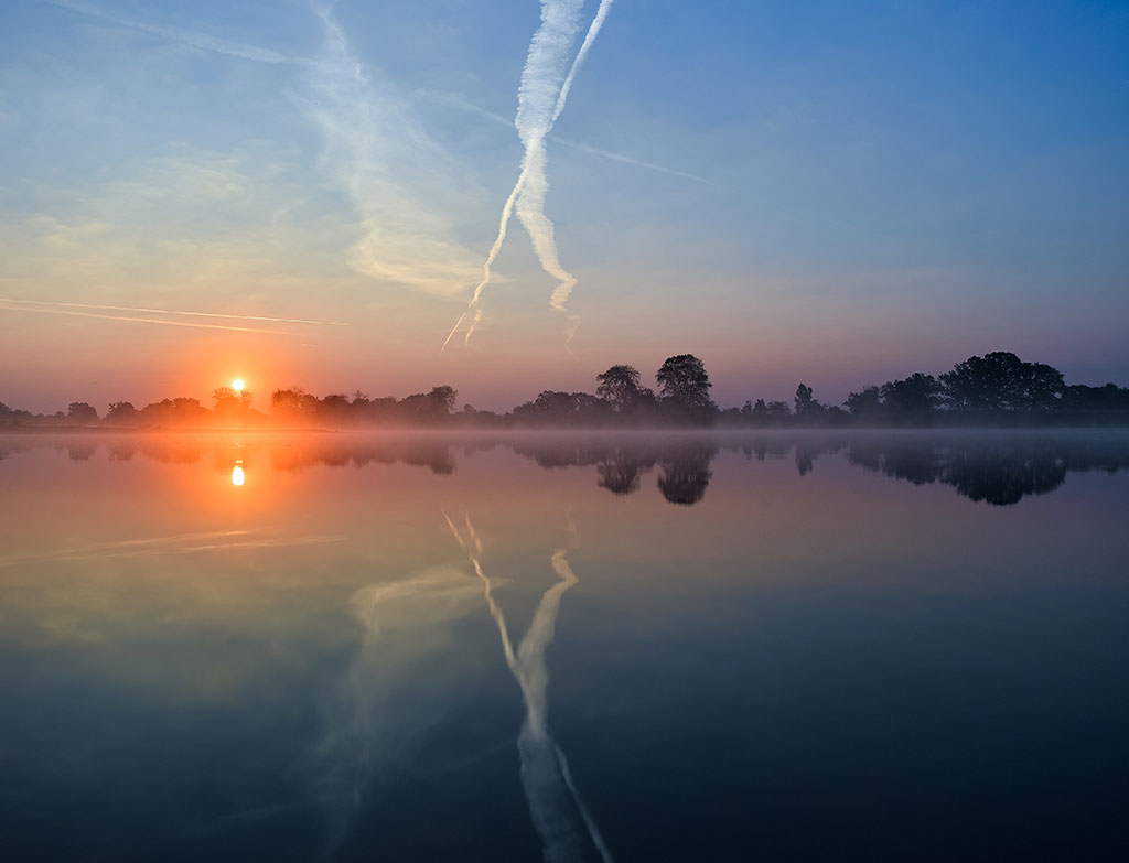 Zalazak sunca iznad rijeke u Njemačkoj (foto: EPA/PATRICK PLEUL)