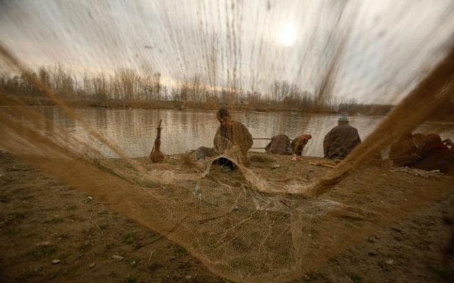 Krpljenje mreže za ribu u Indiji
