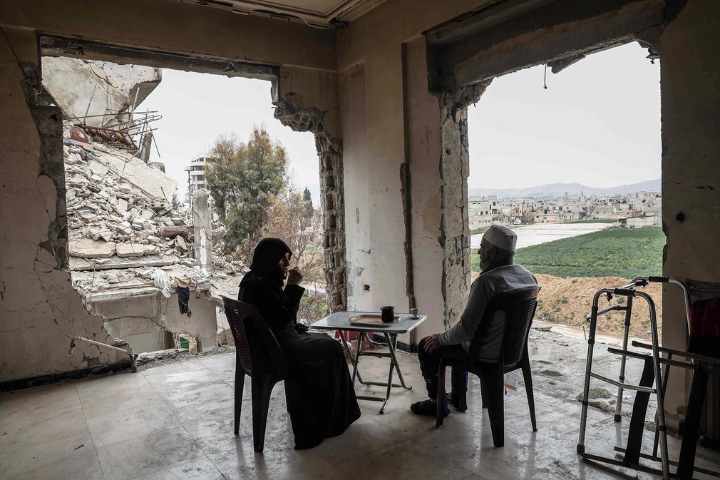 Žena i muž ispijaju kafu u kući, u onom što je ostalo od kuće, u Damasku... (Sirija) (Foto: Sameer al-Doumy/AFP/Getty Images)