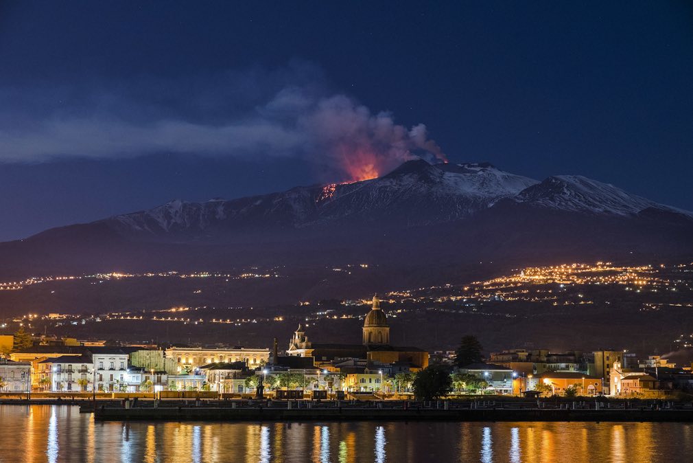 Grad Riposto na Siciliji - Etna, najaktivniji vulkan u Evropi, izbacuje lavu... (Foto: Salvatore Allegra/AP)